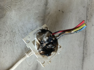 Photo de galerie - Remplacement d'une prise four qui a commencé a brûler, du a un mauvais serrage ou a sa vétusté.