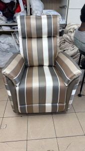 Photo de galerie - Après le travail j’ai ré tapisserie le fauteuil à nouveau 