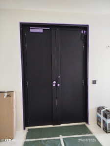 Photo de galerie - Porte blindée rénovation avec peinture noir 