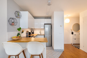 Photo de galerie - Nous prenons en charge l'installation de votre cuisine dans les moindres détails : meubles, évier, plan de travail et plaque de cuisson. Un design fonctionnel et des finitions impeccables pour un espace unique et pratique.
