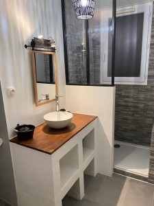 Photo de galerie - Rénovation d'une SDB (carrelage sol et douche, verrière, conception meuble vasque sur mesure...)
