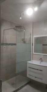 Photo de galerie - Salle de bain refaite entièrement . remplacement baignoire par un bac à douche extra  pose de faïence au mur et installation de meuble paroi etc …