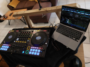 Photo de galerie - Matériel DJ - Je peux animer des soirées privées en petit comité pour ambiancer. Très peu généraliste (EDM,ELECTRO, HOUSE, ANNÉES 80, 90 et 2000 remixées EDM)