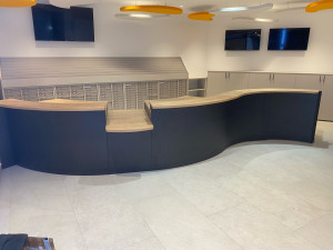 Photo de galerie - Banque d’accueil sur mesure 