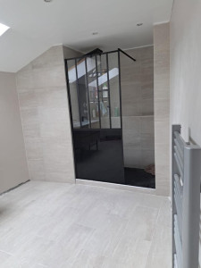 Photo de galerie - Réalisation du carrelage de cette salle de bain. Travail propre et soigné