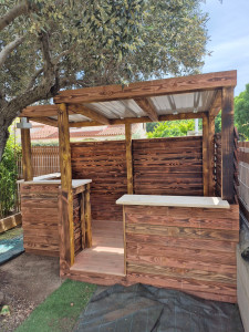 Photo de galerie - Réalisation d’un abris pour brasero/plancha sur-mesure