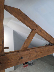 Photo de galerie - -Ponçage et teinte sur une charpente Traditionnelle 
-Mise en peinture, 1ère couche de peinture Seigneurie.