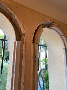 Photo de galerie - Dépose ancien cadre bois, agrandissement d’ouverture dans le béton pour accueillir les nouvelles fenêtres, double vitrage.