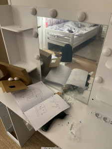 Photo de galerie - Montage bureau coiffeuse 