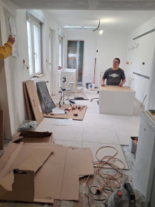 Photo de galerie - Début d'installation d'une cuisine en kit. 