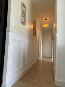 Photo de galerie - Réalisation de moulures dans un couloir, avec peinture en 2 couleurs