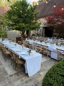 Photo de galerie -  Une mise en place élégante et soignée de vos tables, pensée dans les moindres détails pour sublimer votre repas de mariage et offrir à vos invités une expérience inoubliable.