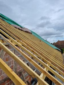 Photo de galerie - Pose des chevrons avant couverture en tuiles mécanique.