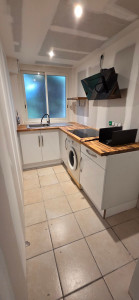 Photo de galerie - Pose d'une cuisine complète évier plaque de cuisson hotte meuble plan de travail et les finitions