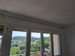 Photo de galerie - Fixation simple tringle sur 3 appuis à l'aide des chevilles à béton. 

