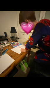 Photo de galerie - Activité manuelle : coloriage et gommettes 