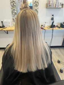 Photo de galerie - Balayage blond beige +coupe +brushing sur base de châtain foncé 
