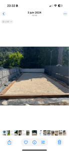 Photo de galerie - Réalisation d’un terrain de pétanque avec clôture rigide
