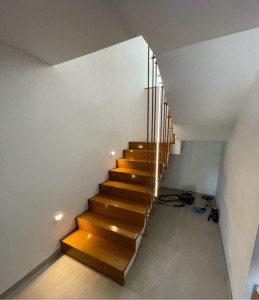 Photo de galerie - Spot dans escalier 
