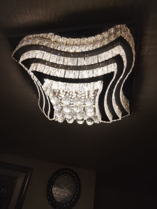 Photo de galerie - Montage et fixation au plafond d'un luminaire 