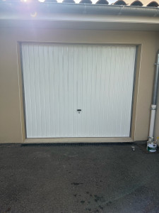 Photo de galerie - Mise en peinture d’une porte de garage 