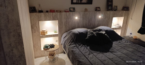 Photo de galerie - Tête de lit avec étagères en placo 