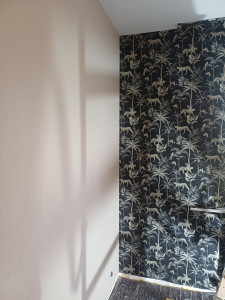 Photo de galerie - Pose de tapisserie dans une chambre à coucher. 