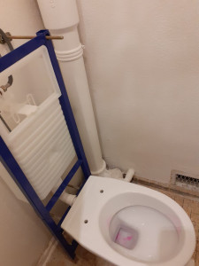 Photo de galerie - Pose du toilettes suspendu 