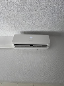 Photo de galerie - Installation climatisation BOSCH – INOV ENERGIE Pose murale discrète et efficace, réglée pour un confort optimal à 22 °C. ? Montpellier & alentours ?️ Spécialiste climatisation réversible, entretien et dépannage.