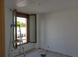 Photo de galerie - Une pièce en cours de peinture intérieure dans un logement, avec une fenêtre et une échelle (idéal pour montrer votre précision et préparation) 