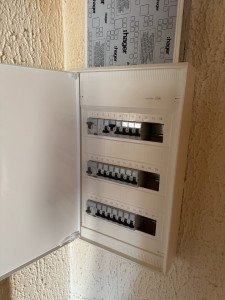 Photo de galerie - Pose coffret électrique conforme 
