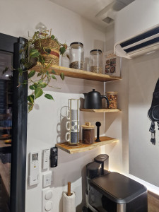 Photo de galerie - étagères bois avec fixation invisible