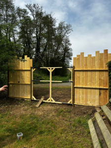 Photo de galerie - Fabrication d’un portail en bois 