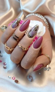 Photo de galerie - Rallongement couleur + Nails art arabesques