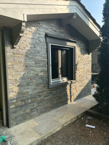 Photo de galerie - Pose de pierres de Bali en façade