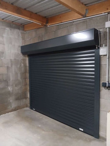 Photo de galerie - Pose d'une porte de garage enroulable 