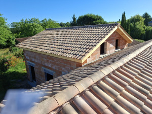 Photo de galerie - Charpente traditionnelle et couverture en tuiles canal