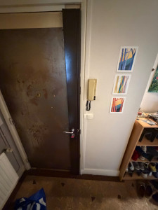 Photo de galerie - Suite à une effraction nous avons effectué une pose de serrure multipoint carénée A2p* 
Ce type d’installation renforce la sécurité de votre domicile 