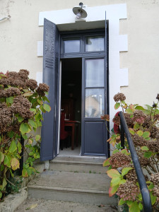 Photo de galerie - Peinture volets et encadrement de fenêtre 