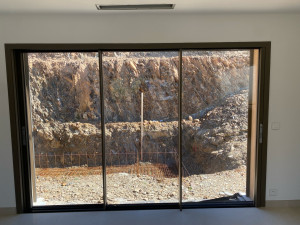 Photo de galerie - Installation d’une baie vitrée, trois vantaux, panoramique avec des montants de 1 cm, ce qui permet d’avoir le maximum de clair de vitrage.