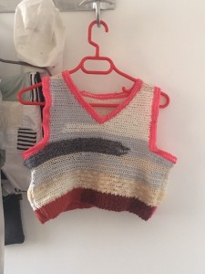 Photo de galerie - Petit tricot en crochet avec plein de fils différents.
