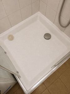 Photo de galerie - Nettoyage en profondeur du bac de douche avec élimination des salissures incrustées, pour retrouver une douche propre, saine et soignée.