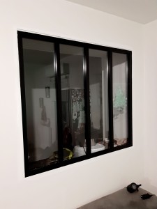 Photo de galerie - Création d'une ouverture dans une cloison avec la pose d'une verrière métallique vitrée 