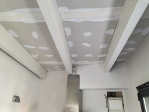 Photo de galerie - Plafond placo entre poutres 