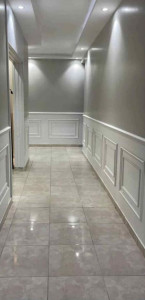 Photo de galerie - Sous bassement en préfabriqué et peinte du couloir. 