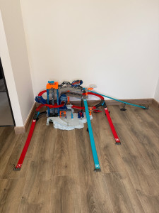 Photo de galerie - J’ai monté le jouet garage en kit d’une superbe voisine. son fils était ravi à la fin de ma prestation?