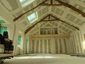 Photo de galerie - Isolation, placage et bande d une grande piece avec poutre apparante. hauteur 4m. travail à l'échaffaudage.