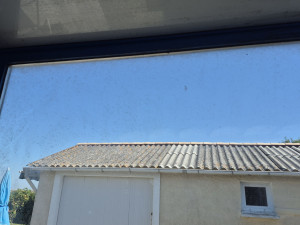 Photo de galerie - Vitre avant nettoyage 
