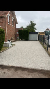 Photo de galerie - Entrée de garage avec ternaire, dalle et petit cailloux