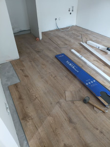 Photo de galerie - Pose de parquet réalisée avec soin dans une pièce de vie. Travail précis, finitions propres et respect des délais pour un rendu esthétique et durable.